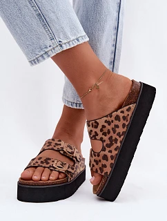 Lakované dámske papuče na platforme so zlatými sponami Lee Cooper LCW-26-35-4459L Black