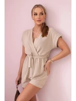 Krátky overal zviazaný v páse béžovej farby Krátky overal zviazaný v páse béžovej farby