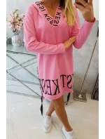 Svetloružové šaty s kapucňou a potlačou