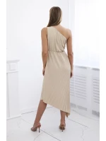 Plisované šaty s kvetom tmavo béžovej farby