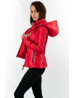 Krátka červená dámska prešívaná bunda s kapucňou (B9566) Krátka červená dámska prešívaná bunda s kapucňou (B9566)