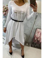 Šaty s ozdobným pásikom a nápismi bielej farby