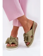 Skórzane Klapki Damskie Na Koturnie Z Ozdobnym Kwiatem Artiker 52C0503 Zielone