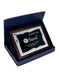 Plastový diplom s vygravírovaným kovovým štítkom + puzdro