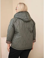 Dámska bunda vo veľkosti Plus Size s kapucňou a leopardovým lemovaním v khaki farbe