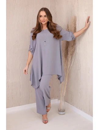 Súprava blúzka + nohavice s príveskom 27943 sivá - Koucla Súprava blúzka + nohavice s príveskom 27943 sivá - Koucla