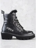 Vynikajúce dámske čierne členkové topánky na plochom podpätku Vynikajúce dámske čierne členkové topánky na plochom podpätku