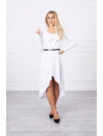 Šaty s ozdobným pásikom a nápismi bielej farby