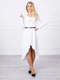 Šaty s ozdobným pásikom a nápismi bielej farby