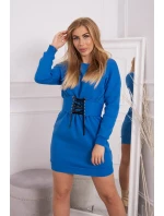 Zateplené šaty s ozdobným pásikom nevädzovo modrej farby