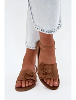 Kožené semišové sandály na nízkém podpatku s ozdobným květem Zazoo 407471 hnědé