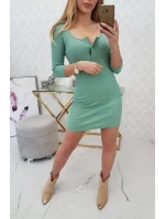 Tmavo mätové šaty s gombíkovým výstrihom