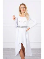 Šaty s ozdobným pásikom a nápismi bielej farby