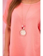 : mušelínová blúzka s marhuľovým náhrdelníkom