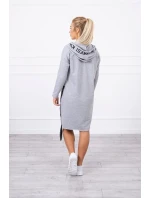 Šedé šaty s kapucňou a potlačou