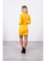 Šaty s ozdobnými gombíkmi horčicovej farby