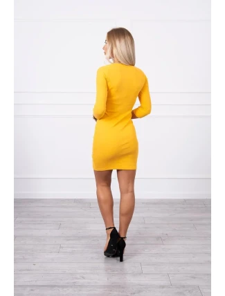 Šaty s ozdobnými gombíkmi horčicovej farby