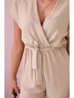 Krátky overal zviazaný v páse béžovej farby Krátky overal zviazaný v páse béžovej farby