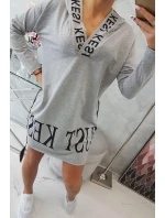 Šedé šaty s kapucňou a potlačou