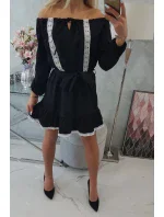 Šaty s otvorenými ramenami a čipkou čiernej