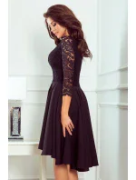 Čierne dámske šaty s dlhším zadným dielom as čipkovaným výstrihom model 7776696 Čierne dámske šaty s dlhším zadným dielom as čipkovaným výstrihom model 7776696