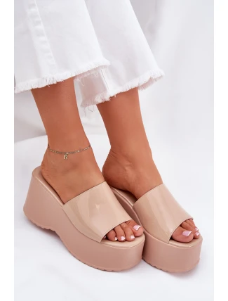 Lakierowane Klapki Damskie Na Platformie I Koturnie Beżowe Nellevia