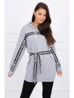 Šaty zdobené stuhou s nápisom šedá