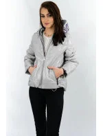 Strieborná lesklá prešívaná dámska bunda s kapucňou (B9568)