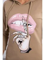 Šaty s dlhším chrbtom a farebnou ťavou potlačou