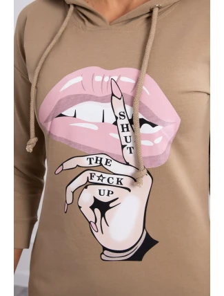 Šaty s dlhším chrbtom a farebnou ťavou potlačou