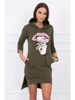 Šaty s dlhším chrbtom a farebnou khaki potlačou