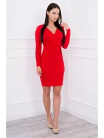 Priliehavé šaty s výrezom pod prsiami červenej farby