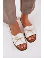 Klapki Na Płaskiej Podeszwie Z Ozdobną Kokardką Białe Deonelis