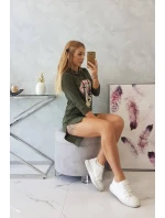 Šaty s dlhším chrbtom a farebnou khaki potlačou