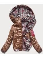 Krátka dámska bunda v karamelovej farbe s ozdobným lemovaním (B8030-14) Krátka dámska bunda v karamelovej farbe s ozdobným lemovaním (B8030-14)