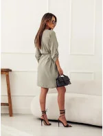 Elegantné šaty v khaki farbe s otvoreným výstrihom (013)