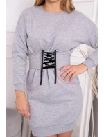 Zateplené šaty s ozdobným pásikom šedej