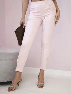 Farebné džínsové nohavice s mašľou púdrovo ružové