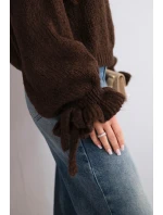 Dámsky mohérový sveter s hrubým úpletom a ozdobnými rukávmi hnedej farby