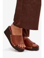 Dámské nazouváky na platformě se zlatými přezkami camel Arionne