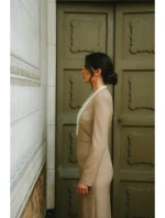 S412 Šaty v tvare ceruzky s ozdobnými ramenami - béžové