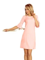 Dámske trapézové šaty v pastelovo ružovej farbe s rozšírenými rukávmi model 7268097 Dámske trapézové šaty v pastelovo ružovej farbe s rozšírenými rukávmi model 7268097