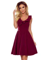 POLA - Dámske šaty vo vínovej bordovej farbe s volánikmi vo výstrihu 307-3 POLA - Dámske šaty vo vínovej bordovej farbe s volánikmi vo výstrihu 307-3