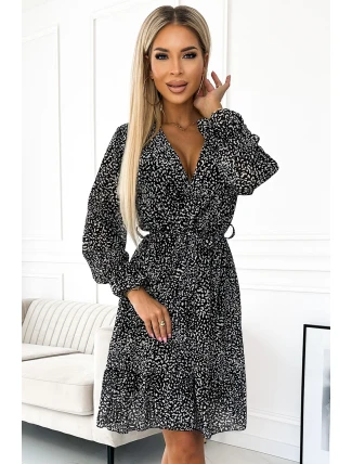 506-1 Šifónové šaty s výstrihom, volánom a opaskom - čierno-biely vzor 506-1 Šifónové šaty s výstrihom, volánom a opaskom - čierno-biely vzor