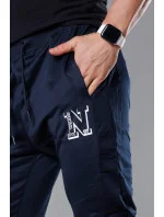 Tmavomodré pánske teplákové nohavice s potlačou (8K178-25) Tmavomodré pánske teplákové nohavice s potlačou (8K178-25)