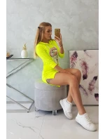 Šaty s dlhším chrbtom a farebnou neónovou potlačou