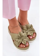 Skórzane Klapki Damskie Na Koturnie Z Ozdobnym Kwiatem Artiker 52C0503 Zielone
