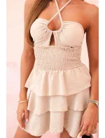 Dámske šaty s odhalenými ramenami, volánikmi a volánikmi béžovej farby