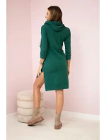 Šaty s dlhším chrbtom a farebnou potlačou tmavo zelenej farby