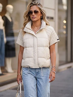 Krátka dámska prešívaná perová vesta v farbe ecru FashionStreet TY5923